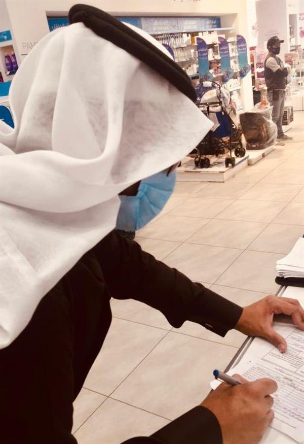 فرق "الصحة" تواصل جولاتها بالمناطق لضبط مُخالفي الإجراءات الاحترازية فرق "الصحة" تواصل جولاتها بالمناطق لضبط مُخالفي الإجراءات الاحترازية