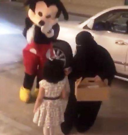 معلمة تزور طالباتها لتسليمهن هدايا النجاح وتشاركهن الاحتفال بطريقة مميزة