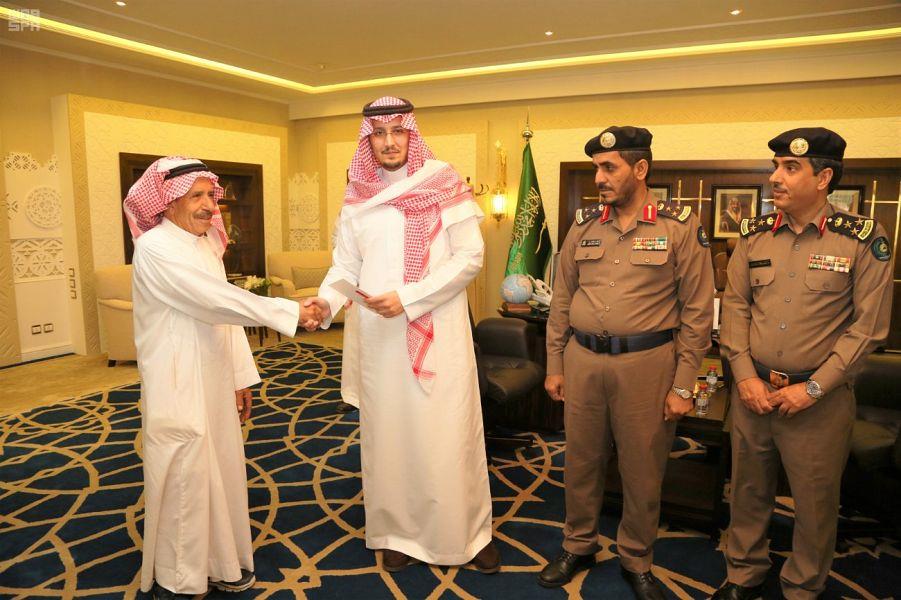 نائب أمير المنطقة الشرقية يكرم مواطنين أنقذا عائلةً من الحريق بمحافظة الأحساء