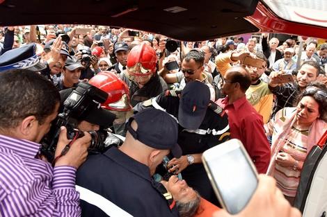 شاهد.. تجمهر الناس حول عجوز مقهورة تحاول الانتحار في المغرب وتصفيقهم لها يقنعها بالنزول