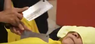 هل تجرؤ؟.. "تدليك بالسكاكين" من أقدم العلاجات في الصين هل تجرؤ؟.. "تدليك بالسكاكين" من أقدم العلاجات في الصين