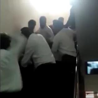 فيديو.. أقارب الطفلة الهندية الصمّاء التي اغتصبها 17 شخصاً يهاجمون المغتصبين فيديو.. أقارب الطفلة الهندية الصمّاء التي اغتصبها 17 شخصاً يهاجمون المغتصبين