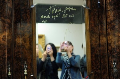 زائرتان تلتقطان صورا لمرآة كتب عليها مايكل جاكسون بخط يده