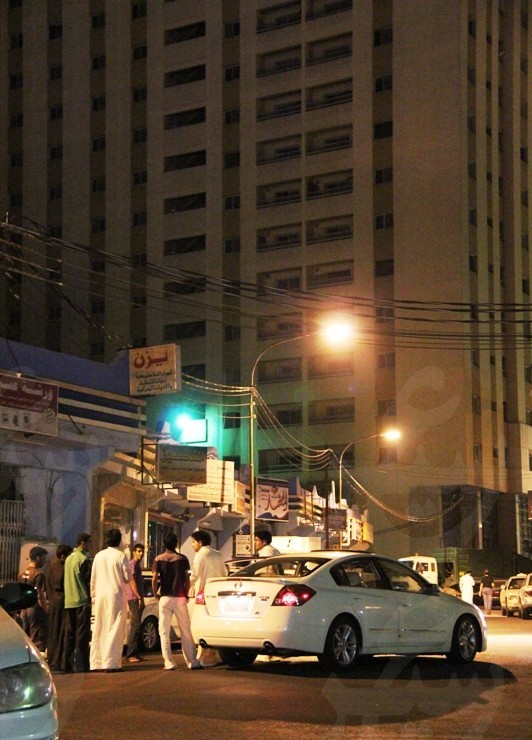 تجمع شباب أبها عند احد المباني المهجورة