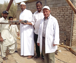 الفريق البحثي بجانب البئر الذي استخرجت