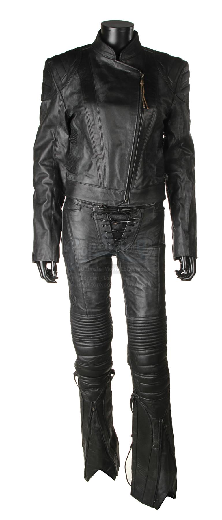 LARA CROFT: TOMB RAIDER (2001) - Lara Croft's (Angelina Jolie