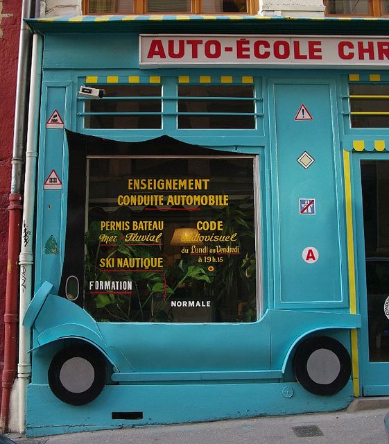 L’autoécole, le moniteur sans permis et le candidat drogué