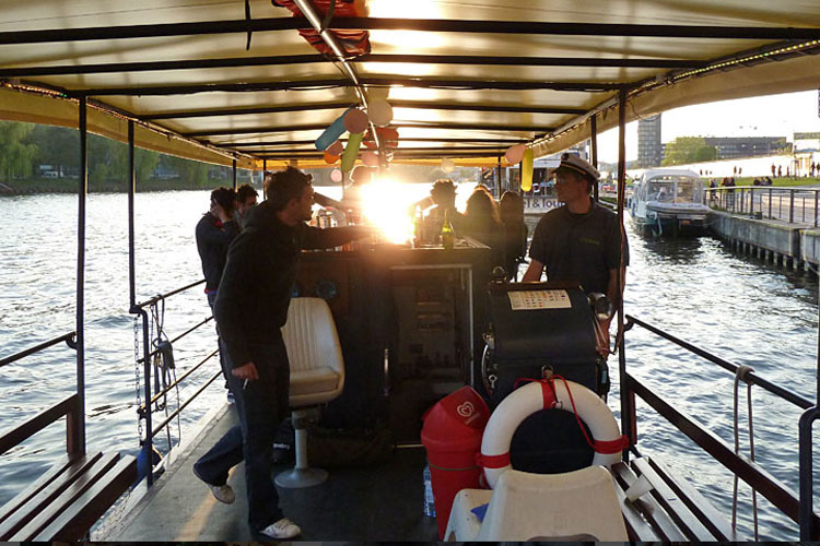 Croisière Open Bar pour mon EVG à Berlin | Enterrement de vie de garçon | idée enterrement de vie de garçon | activité enterrement de vie de garçon | idée evg | activité evg