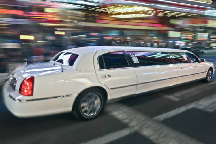 Lincoln Limo (7pers) pour mon EVG à Bratislava | Enterrement de vie de garçon | idée enterrement de vie de garçon | activité enterrement de vie de garçon | idée evg | activité evg