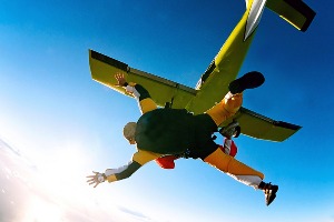 Saut en parachute pour mon EVG à Bratislava | Enterrement de vie de garçon | idée enterrement de vie de garçon | activité enterrement de vie de garçon | idée evg | activité evg