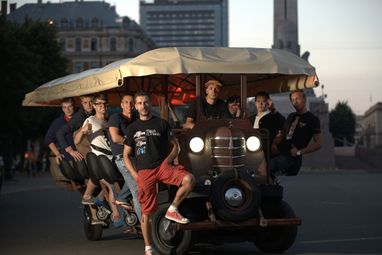 Beer Bike pour mon EVG à Berlin | Enterrement de vie de garçon | idée enterrement de vie de garçon | activité enterrement de vie de garçon | idée evg | activité evg