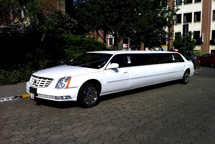 Cadillac Limo (8pers) pour mon EVG à Bruxelles | Enterrement de vie de garçon | idée enterrement de vie de garçon | activité enterrement de vie de garçon | idée evg | activité evg