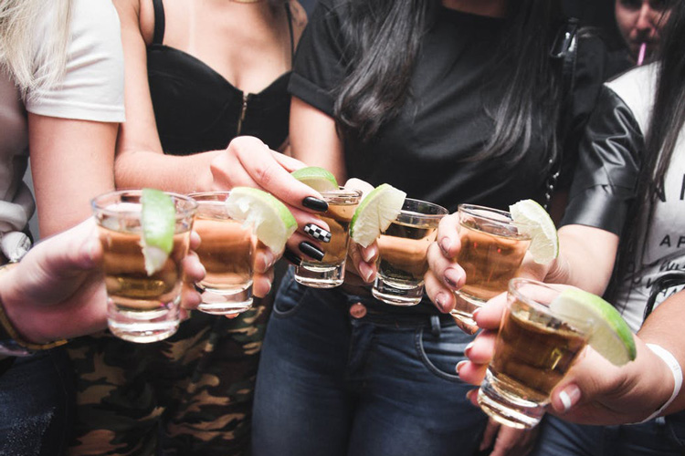 Tournée des bars publique & Shots pour mon EVG à Rome | Enterrement de vie de garçon | idée enterrement de vie de garçon | activité enterrement de vie de garçon | idée evg | activité evg