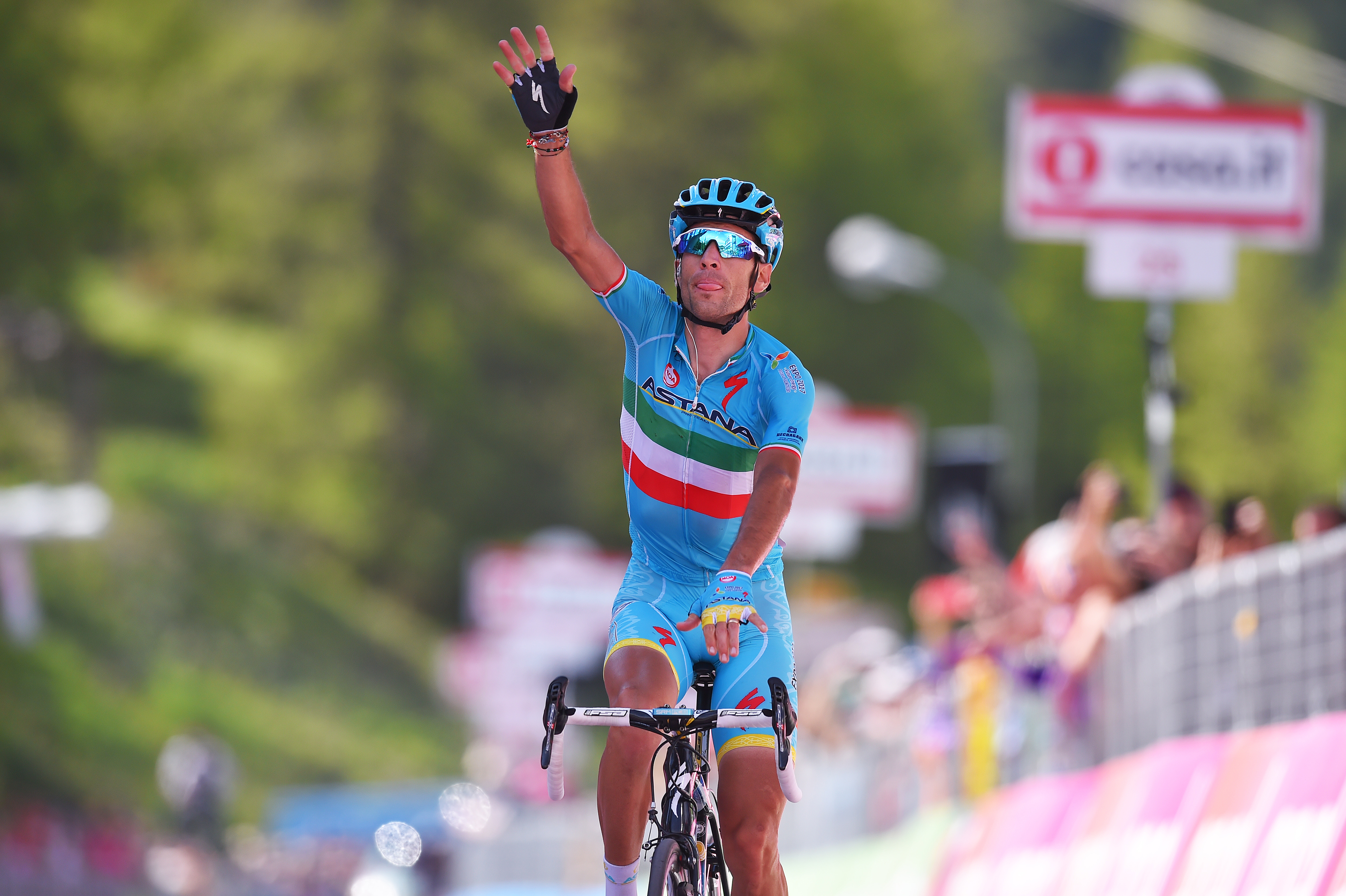 Vincenzo Nibali celebrates winning stage 19 in 2016