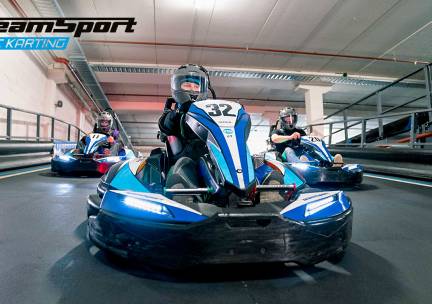 Karten (2 heats) in een elektrische kart + frisdrank + balaclava