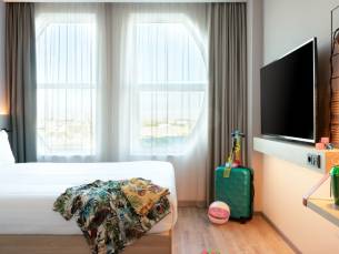 ???? EXCLUSIEVE NS COMBI-DEAL! ⚡ 4*-hotel in Den Haag nabij het strand van Scheveningen incl. ontbijt en NS treinretour!