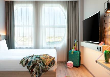 ???? EXCLUSIEVE NS COMBI-DEAL! ⚡ 4*-hotel in Den Haag nabij het strand van Scheveningen incl. ontbijt en NS treinretour!