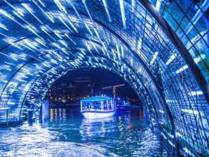 Geniet van een rondvaart in een LUXE boot langs het Amsterdam Light Festival en verblijf in een hotel in Amsterdam incl. ontbijt!