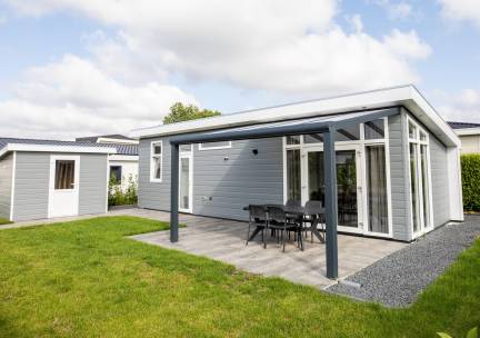 Moderne 4 persoons Lodge op vakantiepark de Rhederlaagse Meren