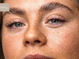 Wimper- of wenkbrauwbehandeling naar keuze of lip blush-behandeling