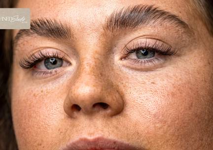 Wimper- of wenkbrauwbehandeling naar keuze of lip blush-behandeling