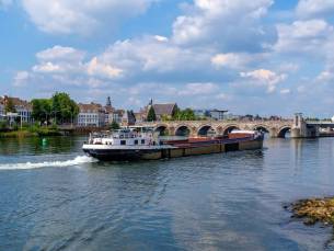 Verken het gezellige Maastricht vanuit de hippe wijk Wyck incl. ontbijt & NS retour!