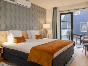 FLASHDEAL! ⚡ Verblijf in een DELUXE kamer bij de jachthaven van het authentieke Volendam incl. ontbijt, GRATIS parkeren en toegang tot het zwembad!