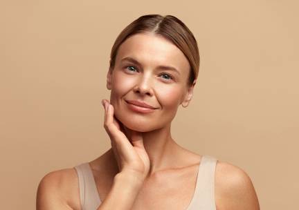 Gezichtsbehandeling (50 min) + evt massage of wenkbrauwen epileren (10 min)