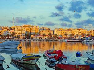 Ervaar de rustige Algarve vanuit een sfeervolle 4*-townhouse, weg van de massa - ontdek ruige kliffen, verborgen stranden en authentieke Portugese charme! Incl. huurauto en vlucht
