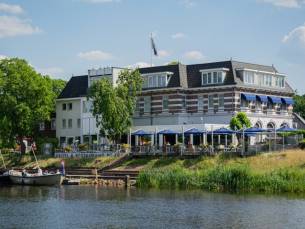 MEGA OP=OP FLASHDEAL! ⚡MODERN 4*-hotel in Ommen gelegen aan rivier de Vecht incl. ontbijt, 3-gangendiner, binnenzwembad & wellness + GRATIS parkeren!