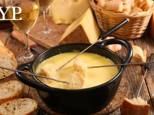 Kaasfondue met brood, groenten en tafelzuur