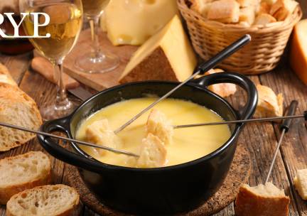 Kaasfondue met brood, groenten en tafelzuur