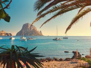 Zonvakantie op Ibiza! Hotel met ZWEMBAD vlakbij strand en centrum incl. ontbijt, vlucht, huurauto en GRATIS parkeren!