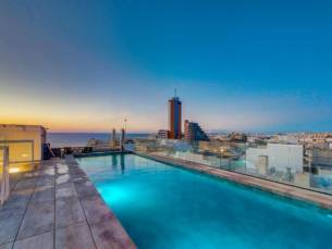 Zonvakantie op Malta in het levendige St. Julian's met rooftopzwembad, op loopafstand van het strand! Incl. vlucht, transfer & ontbijt