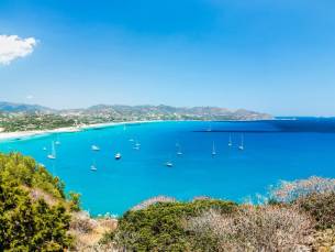 Geniet op het prachtige eiland Sardini&euml; in een 4*-hotel incl. vlucht, ontbijt, diner & LIVE muziek!