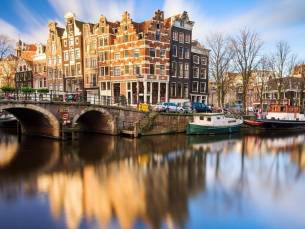 MODERN 4*-hotel in het CENTRUM van Amsterdam met uitzicht over het IJ incl. ontbijt en NS treinretour!