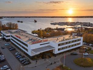 Verblijf in een stijlvol 4*-hotel aan de Vinkeveense Plassen met terras & strand aan het water incl. ontbijt
