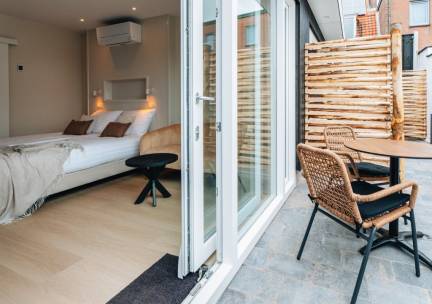STUNT! ⚡ Verblijf aan de kust van Zeeland in Renesse in een comfort kamer met eigen terras!