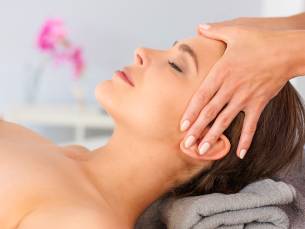 Gezichtsbehandeling (45 of 60 min) of bindweefselmassage (30 of 40 min)