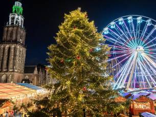 Beleef de magische kerstmarkt van Groningen! ❄️✨ Verblijf in een trendy hotel met dakterras midden in de stad incl. ontbijt, winter + toegang schaatsbaan, reuzenrad, drankje & MEER!