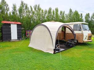 Kampeerplaats 12 met privé sanitair