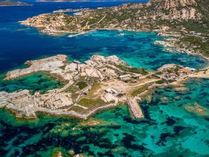 4*-vakantie in het prachtige Porto Conte op Sardinië! Incl. vlucht, ontbijt en huurauto