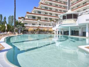 MODERN 4*-hotel met ZWEMBAD nabij het strand aan de Costa Brava in Santa Susanna incl. ontbijt en diner!