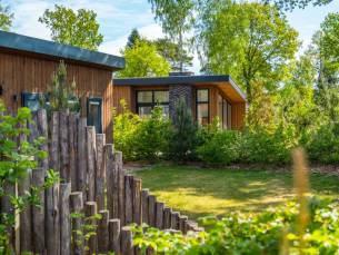 FLASHDEAL! ⚡️ Geniet een weekend of midweek in een Tiny Lodge op EuroParcs De Wije Werelt in Otterlo nabij de Veluwe!