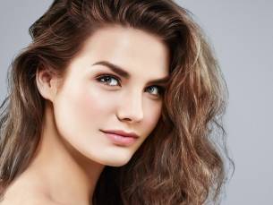 Wenkbrauw- of wimperbehandeling naar keuze