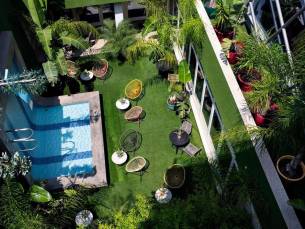 chic and basic Gravity