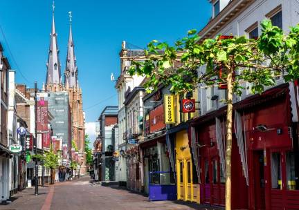 MODERN 4*-hotel direct naast Eindhoven Airport en nabij het bruisende centrum van Eindhoven incl. ontbijt + NS treinretour!