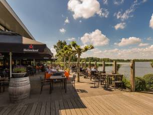 STUNT! ⚡️ Verblijf in 4*-hotel met heerlijk terras ☀️ DIRECT aan het Veluwemeer- en strand! incl. uitgebreid ontbijt & GRATIS parkeren!