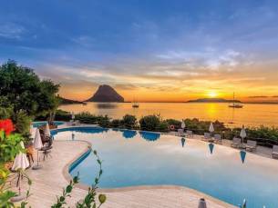 Fly-drive Sardini&euml; Charme & Luxe 11 dagen