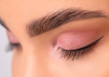 Brow lamination of henna brows